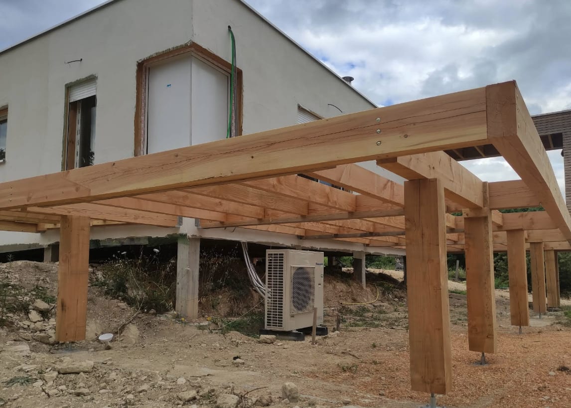 Charpente bois — terrasse sur pilotis